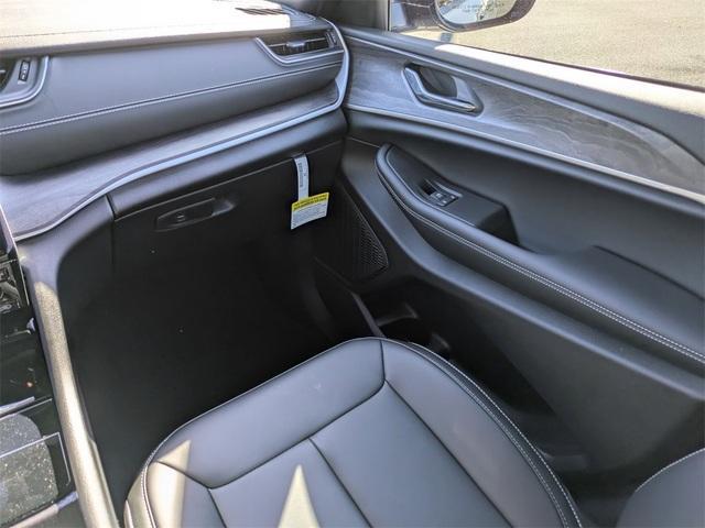 Photo of 2025 Silver Zynith Jeep Grand Cherokee L