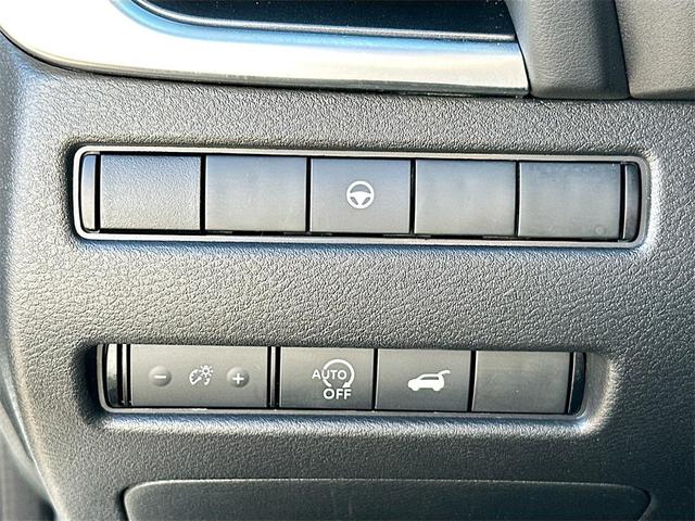 Photo of 2023 White Nissan Rogue