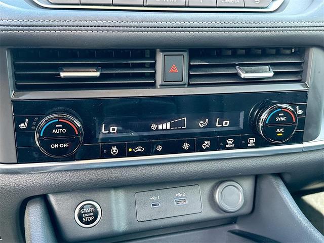 Photo of 2023 White Nissan Rogue
