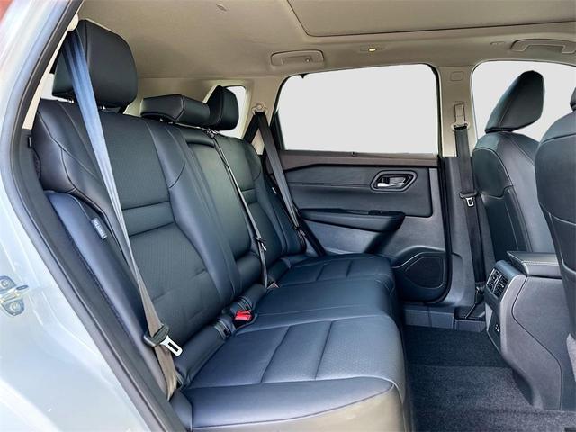 Photo of 2023 White Nissan Rogue