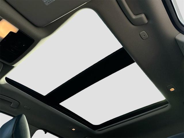 Photo of 2023 White Nissan Rogue