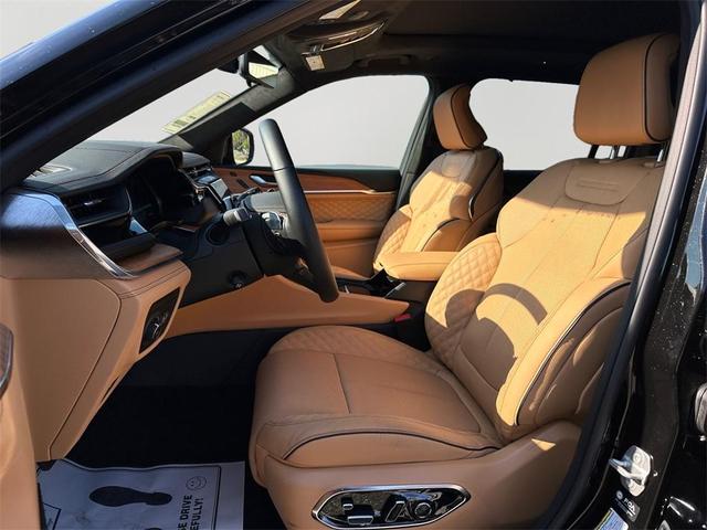 Photo of 2025 Diamond Black Jeep Grand Cherokee L