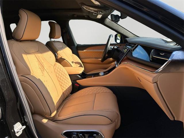 Photo of 2025 Diamond Black Jeep Grand Cherokee L