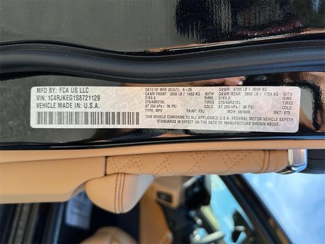 Photo of 2025 Diamond Black Jeep Grand Cherokee L