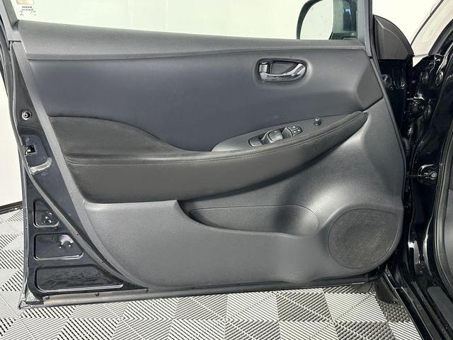 Photo of 2013 Super Black Nissan Leaf