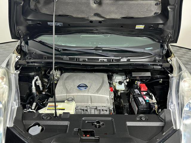 Photo of 2013 Super Black Nissan Leaf