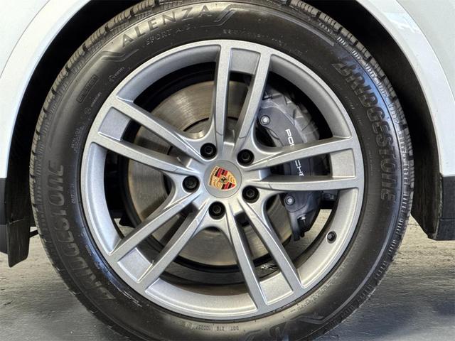 Photo of 2025 Carrara White Metallic Porsche Cayenne