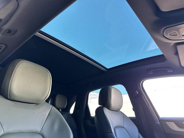 Photo of 2025 Carrara White Metallic Porsche Cayenne