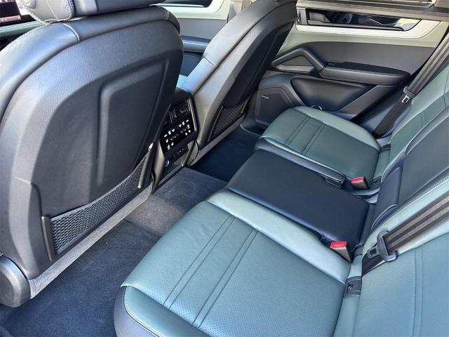 Photo of 2025 Carrara White Metallic Porsche Cayenne