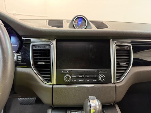 Photo of 2017 White Porsche Macan