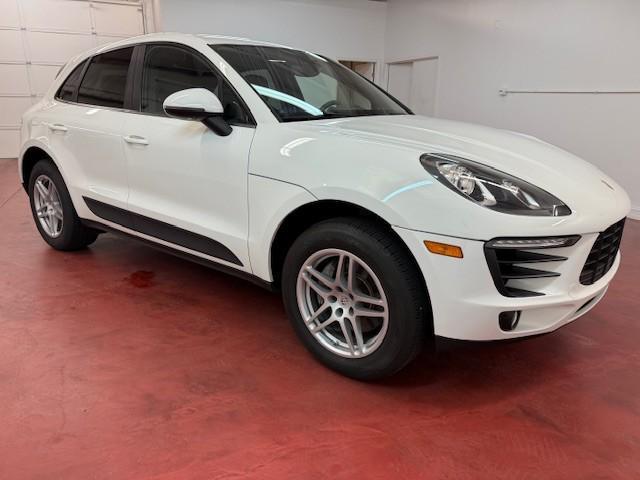 Photo of 2017 White Porsche Macan