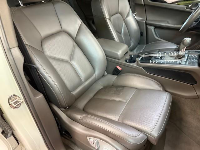 Photo of 2017 White Porsche Macan