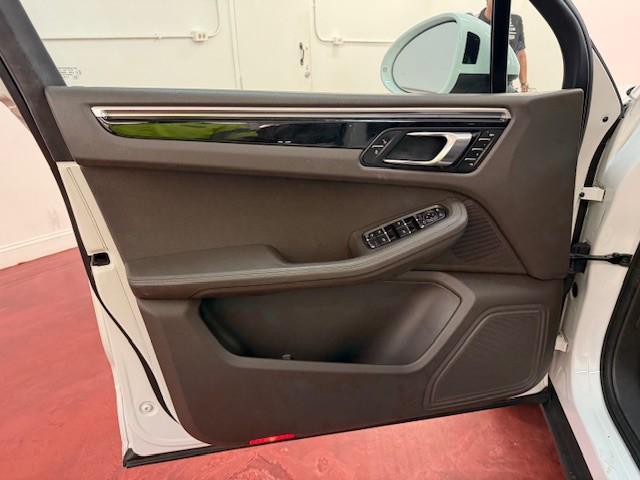Photo of 2017 White Porsche Macan