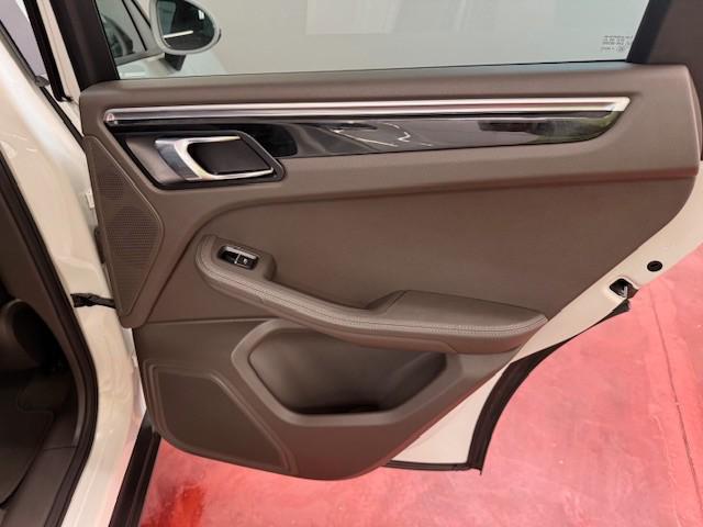 Photo of 2017 White Porsche Macan