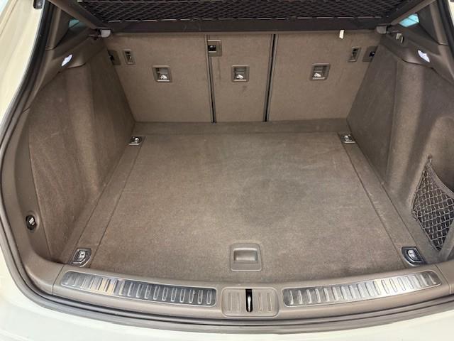 Photo of 2017 White Porsche Macan