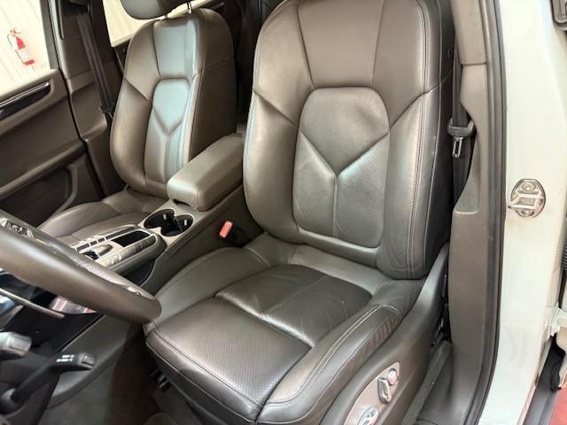 Photo of 2017 White Porsche Macan