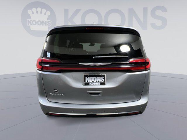 Photo of 2021 Billet Silver Metallic Clearcoat Chrysler Pacifica