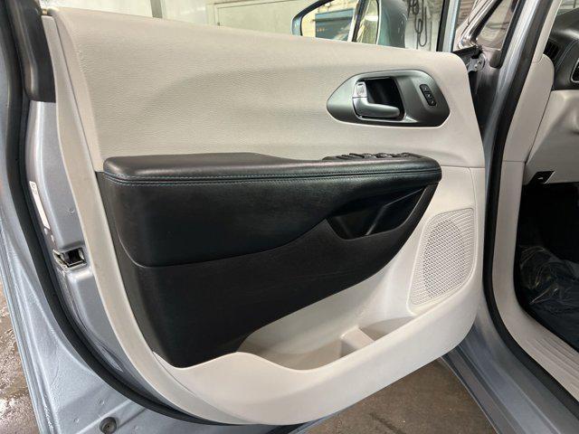 Photo of 2021 Billet Silver Metallic Clearcoat Chrysler Pacifica