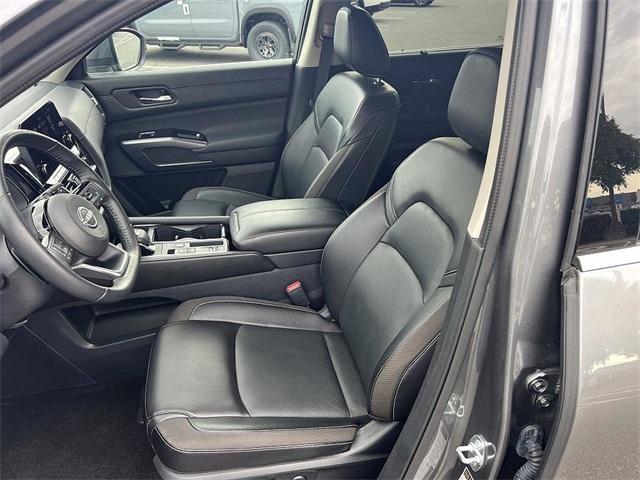 Photo of 2024 Gray Nissan Pathfinder