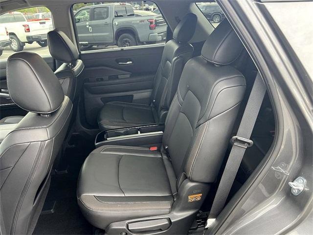 Photo of 2024 Gray Nissan Pathfinder