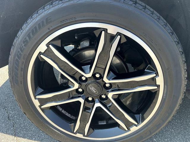 Photo of 2021 White Ford Expedition