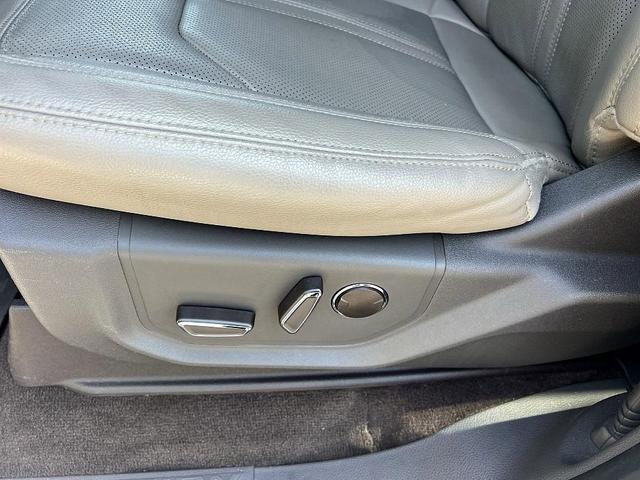 Photo of 2021 White Ford Expedition