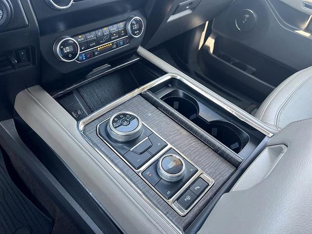 Photo of 2021 White Ford Expedition