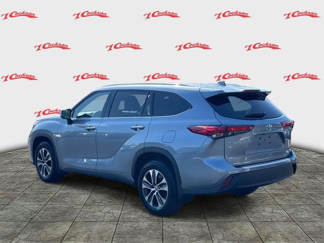 Photo of 2022 Moon Dust Toyota Highlander
