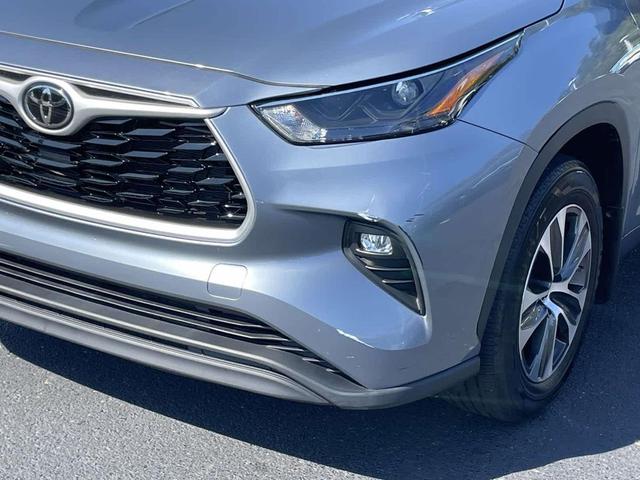Photo of 2022 Moon Dust Toyota Highlander