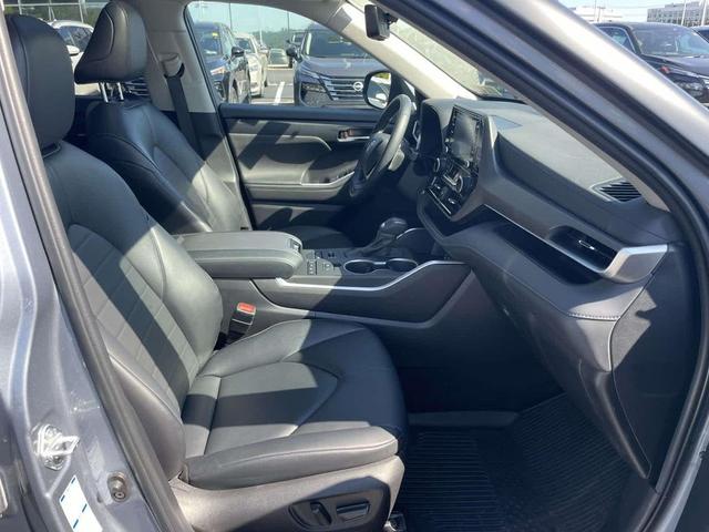 Photo of 2022 Moon Dust Toyota Highlander
