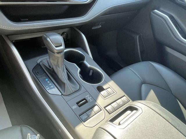 Photo of 2022 Moon Dust Toyota Highlander
