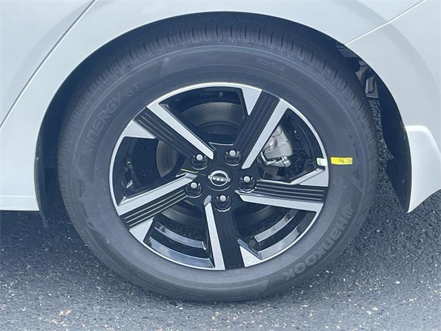Photo of 2025 White Nissan Sentra
