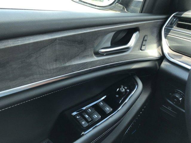 Photo of 2022 Silver Zynith Jeep Grand Cherokee L