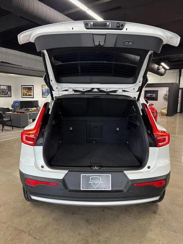 Photo of 2025 Crystal White Pearl Volvo XC40