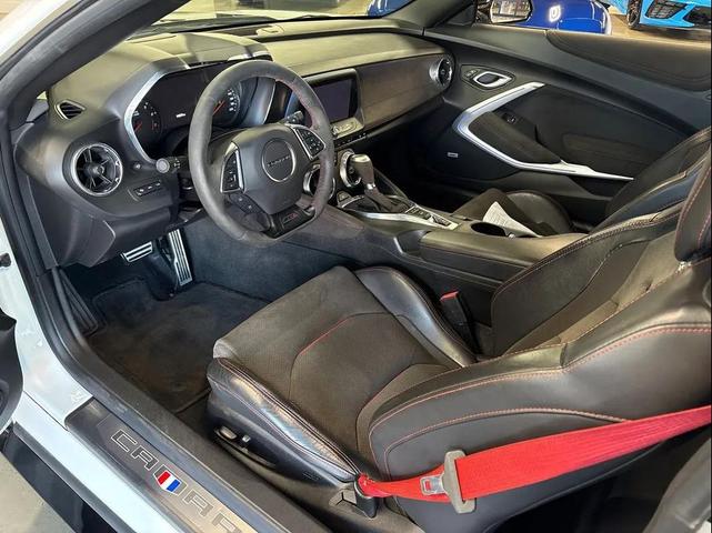 Photo of 2018 Summit White Chevrolet Camaro