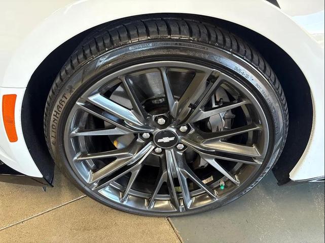 Photo of 2018 Summit White Chevrolet Camaro
