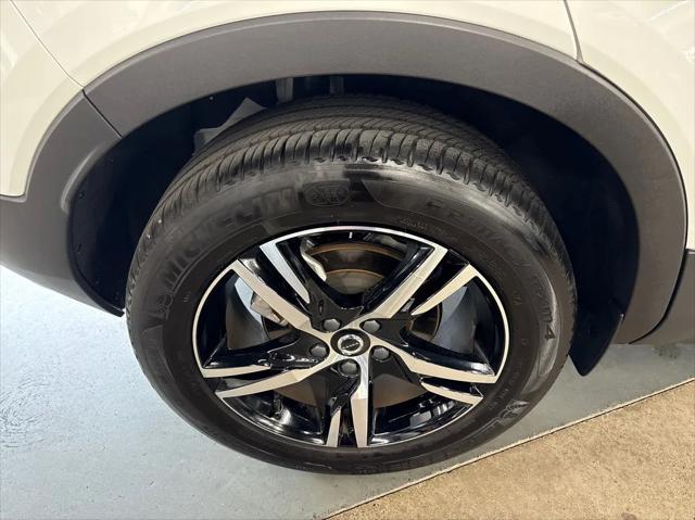 Photo of 2025 Crystal White Pearl Volvo XC40