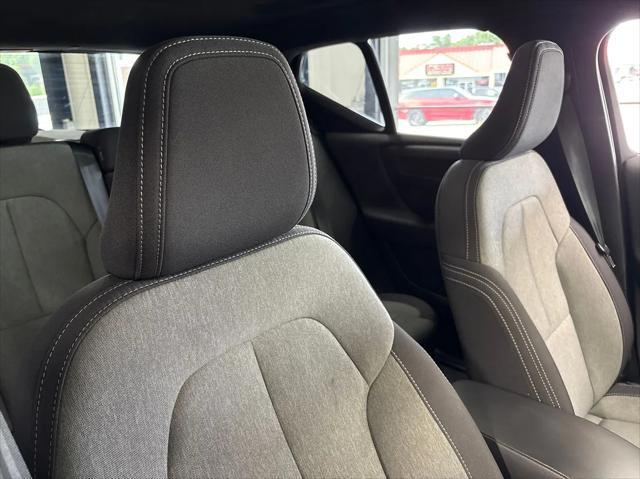 Photo of 2025 Crystal White Pearl Volvo XC40