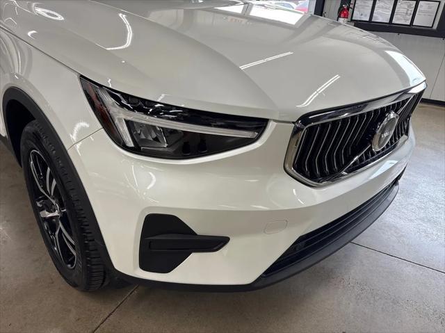 Photo of 2025 Crystal White Pearl Volvo XC40