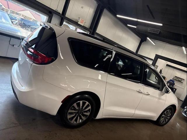 Photo of 2021 White Chrysler Pacifica