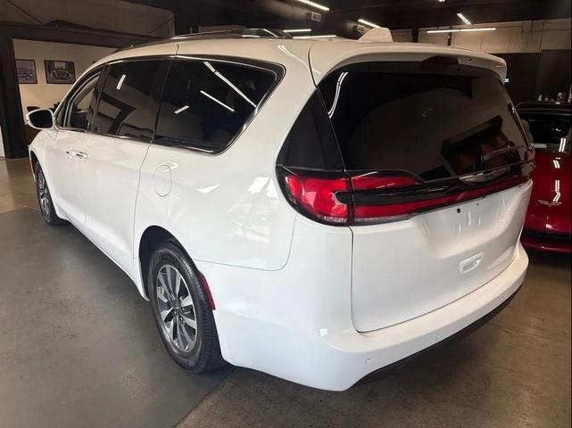 Photo of 2021 White Chrysler Pacifica