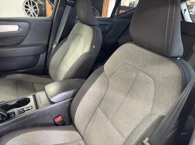 Photo of 2025 Onyx Black Metallic Volvo XC40