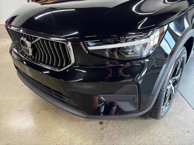 Photo of 2025 Onyx Black Metallic Volvo XC40