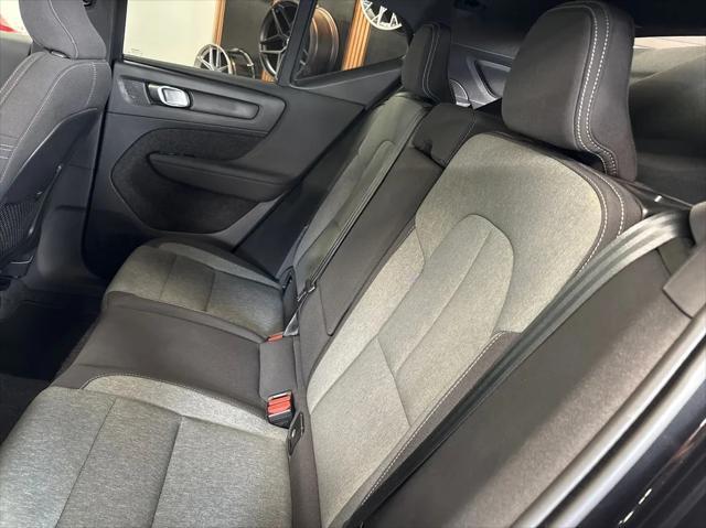 Photo of 2025 Onyx Black Metallic Volvo XC40