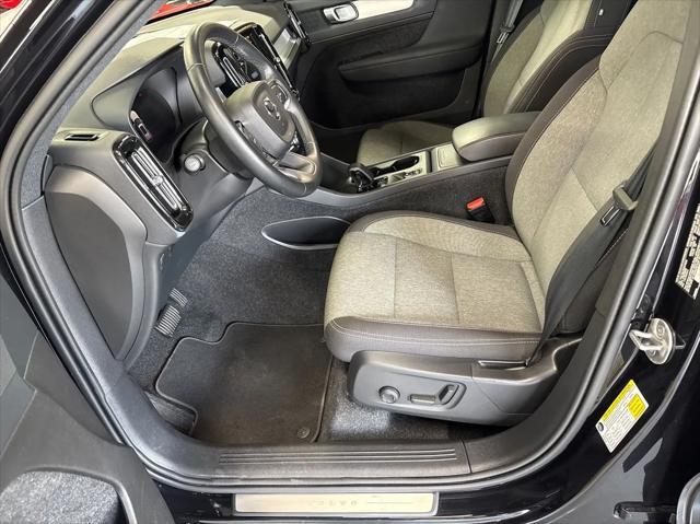 Photo of 2025 Onyx Black Metallic Volvo XC40