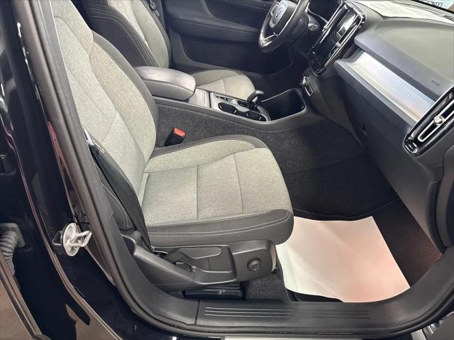 Photo of 2025 Onyx Black Metallic Volvo XC40