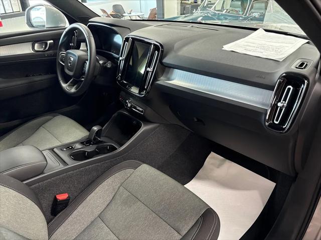 Photo of 2025 Silver Volvo XC40