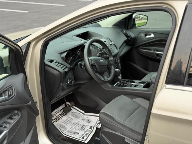 Photo of 2017 White Gold Metallic Ford Escape