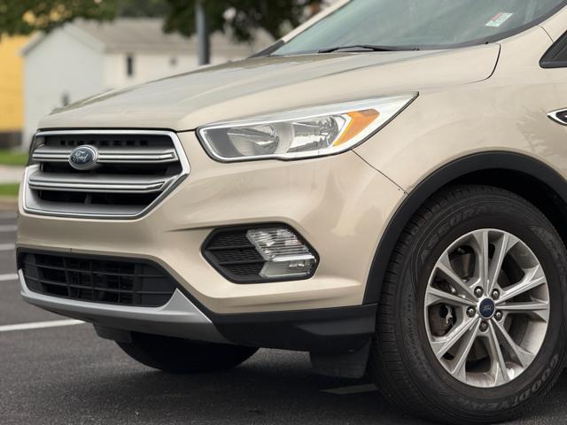 Photo of 2017 White Gold Metallic Ford Escape