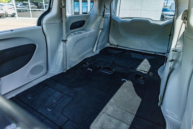 Photo of 2023 Silver Mist Clearcoat Chrysler Pacifica
